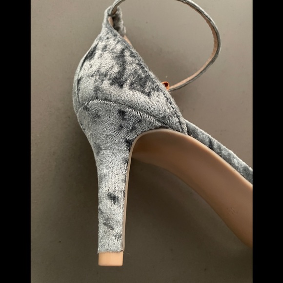 H&M crushed velvet ankle strap heels 39 runs small - Picture 6 of 15